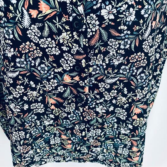 A.n.a Lightweight Floral Button Down Top Size Medium - Picture 3 of 10